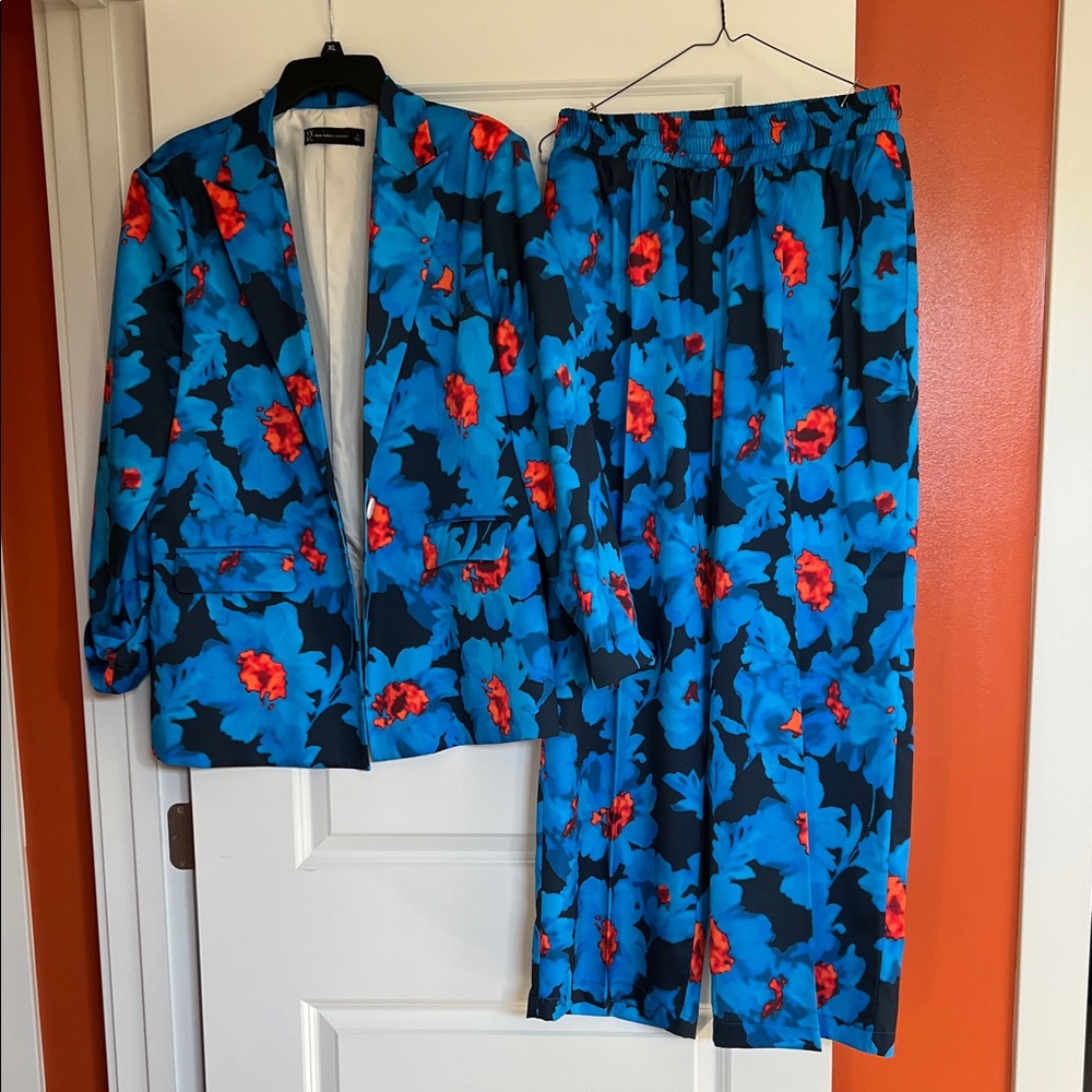 New York & Company Blue and Red Floral Set